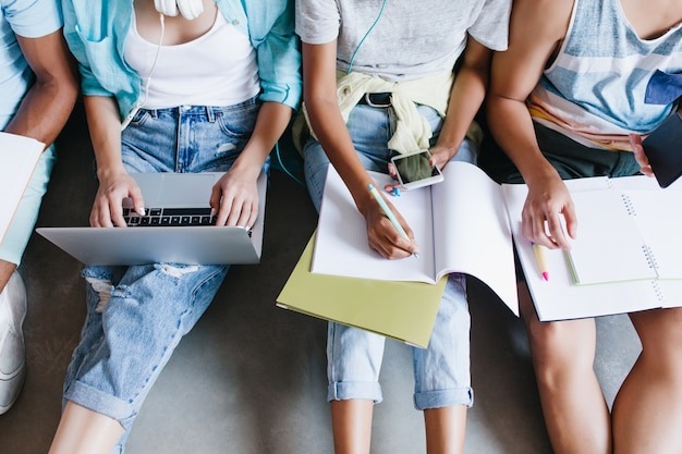 Transforming Education: Interactive Learning Through Video Lessons and Virtual Seminars in Innovative Curriculum Design